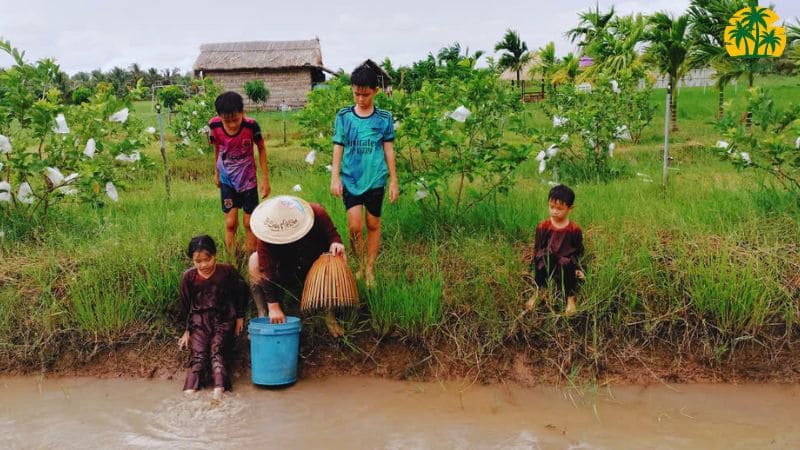Khách du lịch được hóa thân thành “người nông dân” miền Tây 