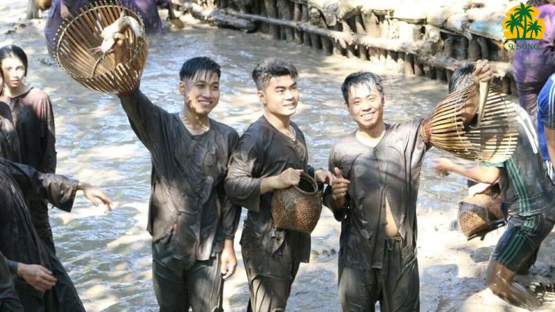 Hoạt động “Tát mương bắt cá” 